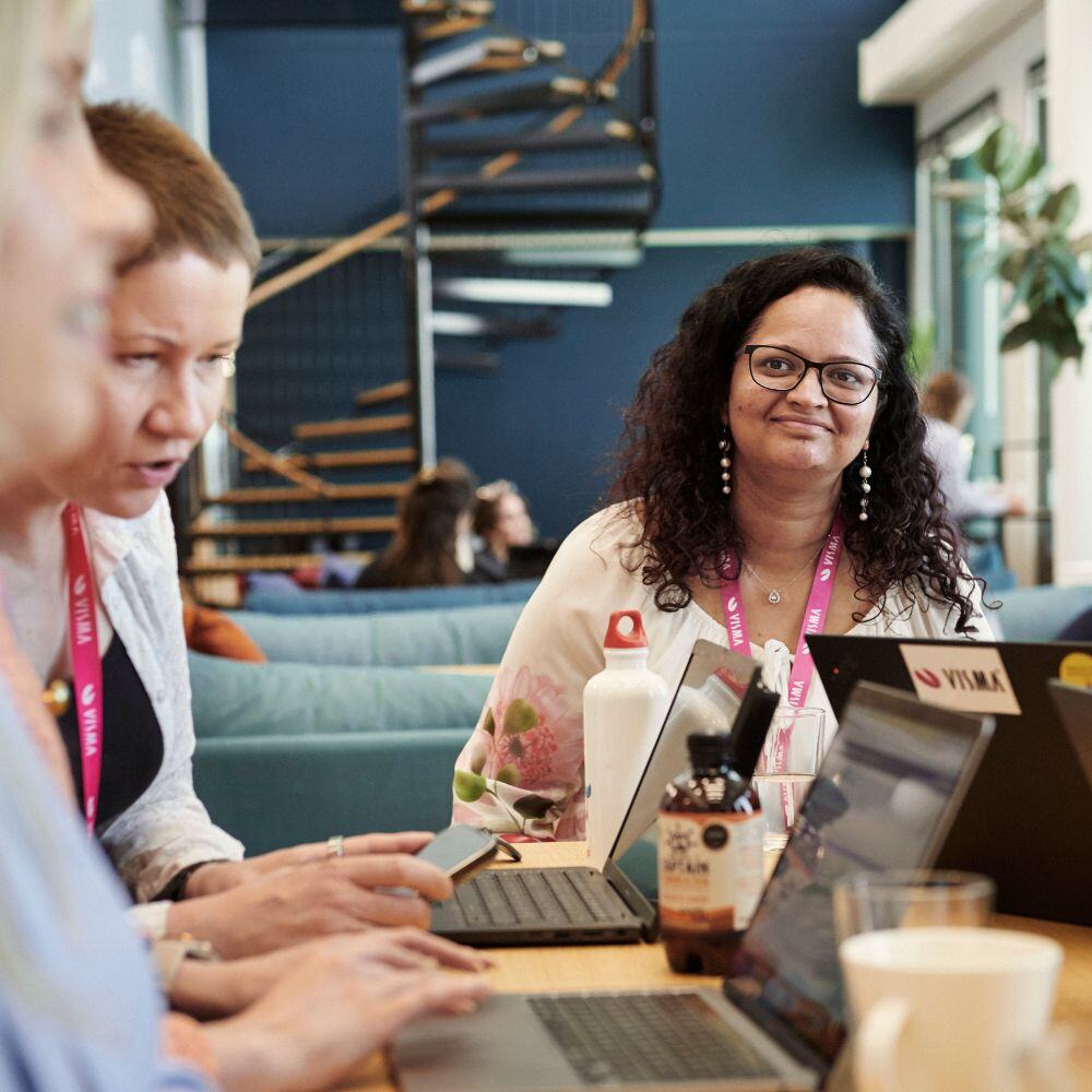 Personer sidder ved computer