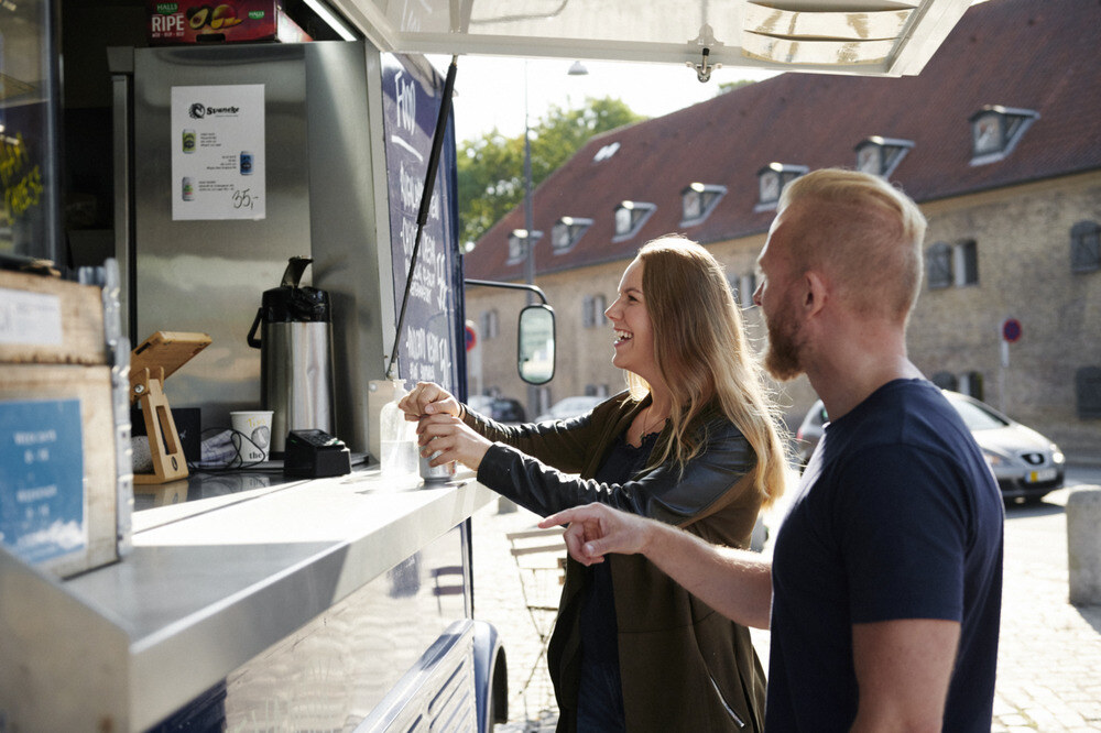 to personer køber kaffe