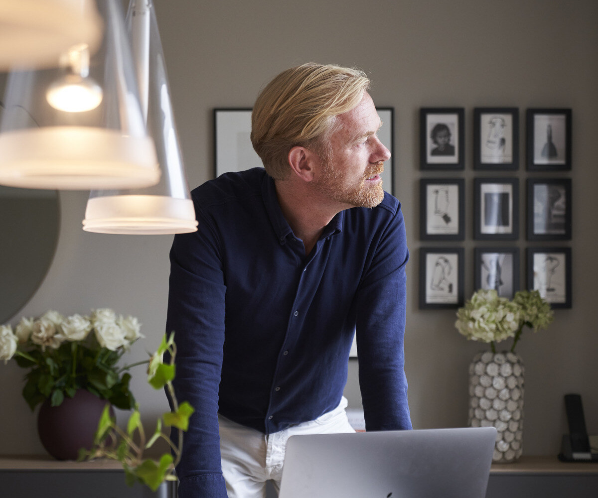 Person ved computer kigger væk